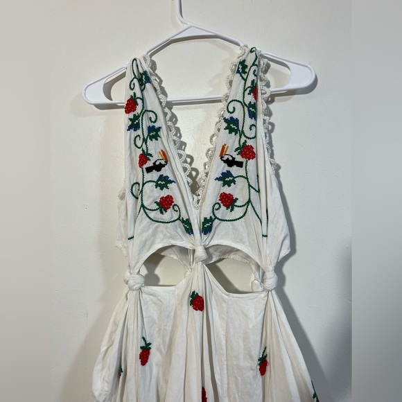 Cross Stitch Toucan Embroidered Dress
Farm Rio - Picture 8 of 11